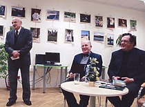 Prof. A. Žiliuko kūrybinė popietė Šančių bibliotekoje, 2020 m. Sėdi Vidas Petraitis ir kun. Nerijus Pipiras (Gintauto Saulėno nuotr., prof. A. Žiliuko šeimos archyvas)