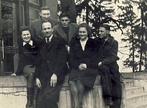 V. Jasiukevičius su studentais prie Cheminės technologijos fakulteto apie 1954 m. (L. Kudarienės šeimos archyvas)