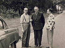 V. Jasiukevičius atostogų metu pakeliui iš Palangos į Rusnę su mokytoju Klemu ir kolega V. Nešukaičiu, 1959 m. (L. Kudarienės šeimos archyvas)