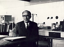Doc. V. Jasiukevičius KPI Cheminės technologijos fakulteto laboratorijoje, 1964 m. (L. Kudarienės šeimos archyvas)