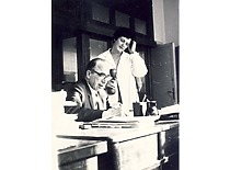 Doc. V. Jasiukevičius KPI Cheminės technologijos fakulteto laboratorijoje su laborante Remeikiene, 1970 m. L. Kudarienės šeimos archyvas)