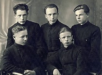 Rygiškių Jono gimnazijos „Jaunųjų jėgų“ leidinio redakcija, 1934 m. V. Jasiukevičius – 2-oje eilėje, viduryje. (L. Kudarienės šeimos archyvas)