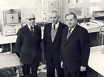 Doc. V. Jasiukevičius, prof. K. Sasnauskas ir rektorius prof. M. Martynaitis KPI Cheminės technologijos rūmų didžiojoje laboratorijoje, 1984 m. (L. Kudarienės šeimos archyvas)