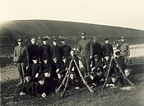 Rygiškių Jono gimnazijos moksleiviai po šaudymo pratybų, 1934 m. V. Jasiukevičius – 2-oje eilėje, 5-asis iš dešinės. (L. Kudarienės šeimos archyvas)