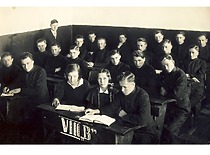 Rygiškių Jono gimnazijos 8b klasės moksleiviai su auklėtoju Katiliumi,1935 m. V. Jasiukevičius – antroje suolų eilėje, 1-asis iš kairės. (L. Kudarienės šeimos archyvas)