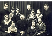 Moksleiviai ateitininkai – kalėdinės eglutės neturtingiems vaikams rengėjai, 1935 m. 2-oje eilėje 1-oji iš kairės – Konstancija Žiūgždaitė (1943 m. tapusi Jasiukevičiene), virš jos – V. Jasiukevičius. (L. Kudarienės šeimos archyvas)