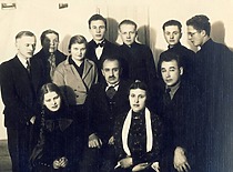 Moksleiviai ateitininkai su prof. P. Dovydaičiu krikščionių demokratų darbininkų šventėje, 1935 m. Centre – prof. Pranas Dovydaitis, paskutinėje eilėje už jo – V.Jasiukevičius. (L. Kudarienės šeimos archyvas)