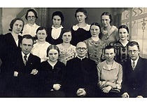 Rygiškių Jono gimnazijos 8b klasės moksleiviai su auklėtoju Katiliumi,1935 m. V. Jasiukevičius – antroje suolų eilėje, 1-asis iš kairės. (L. Kudarienės šeimos archyvas)