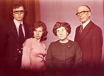 Doc. V. Jasiukevičius su žmona Konstancija, sūnumi Arūnu ir dukra Loreta, 1977 m. (L. Kudarienės šeimos archyvas)