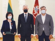 2021 m. liepos 6 d. už socialinės pedagogikos įtvirtinimą Lietuvos edukologijos moksle ir profesinėje veikloje; ilgametį pedagoginį darbą auk&scaron;tojo mokslo sistemoje Lietuvos Respublikos Prezidentas Gitanas Nausėda prof. Ireną Leliūgienę apdovanojo ordino &bdquo;Už nuopelnus Lietuvai&ldquo; Riterio kryžiumi. Nuotraukoje: prof. I. Leliūgienė su Prezidentu ir sūnumi Andriumi įteikus apdovanojimą. (Prof. I. Leliūgienės asmeninis archyvas)