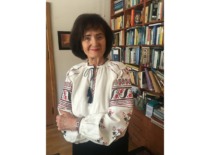 Prof. I. Leliūgienė su ukrainiečių dovana &ndash; tautine palaidine &bdquo;vy&scaron;yvanka&ldquo;, 2025 m.. (Prof. I. Leliūgienės asmeninis archyvas)