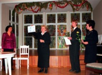 Fakulteto dekanė prof. V. Bar&scaron;auskienė sveikina doc. I. Leliūgienę 60-ojo jubiliejaus proga, 2000 m. (KTU fotoarchyvas, A. Steponavičiaus nuotrauka)