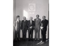 &Scaron;venčiant prof. J. Matulionio 70-metį prie prof. Z. Žemaičio bareljefo KPI Pirmuose rūmuose, 1976 m. I&scaron; kairės stovi: doc. A. Andriu&scaron;kevičius, prof. P. Kostrauskas, prof. A. Matulionis, doc. J. Urbelis, doc. A. Barauskas. (Prof. J. Matulionio &scaron;eimos archyvas)