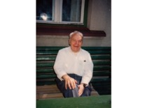 J. Matulionis prie savo namo, 1985 m. (Prof. J. Matulionio &scaron;eimos archyvas)