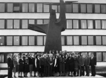 J. Matulionis &scaron;venčiant 80-ties metų jubiliejų su matematikais, dirbusiais jam vadovaujant, 1986 m. (Prof. J. Matulionio &scaron;eimos archyvas)