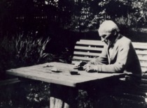 J. Indriūnas namų kieme, 1980 m. (KTU muziejus)