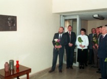 Prof. J. Indriūno 100-mečio paminėjimo dalyviai prie KTU atidengtos atminimo lentos, 1996 m. (J. Klėmano nuotr., KTU fotoarchyvas)