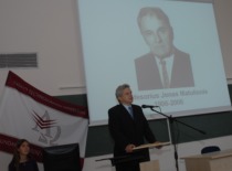 KTU Fundamentaliųjų mokslų fakulteto dekanas prof. V. Janilionis kalba prof. J. Matulionio 100-mečio paminėjime fakultete, 2006 m. (J. Klėmano nuotr,, KTU fotoarchyvas)