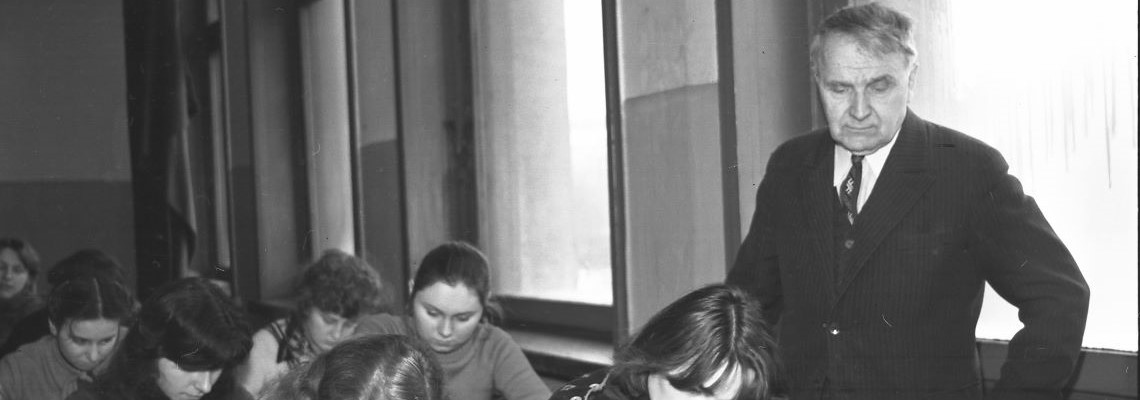 Prof. J. Matulionis paskaitoje, 1973 m. (KTU fotoarchyvas)