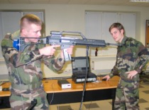 Saint-Cyro (Prancūzija) karo akademijos karininkai stažuotojai su lazeriniais &scaron;aulių treniruokliais KTU Gynybos technologijų instituto laboratorijoje, 2009 m. (KTU muziejus)