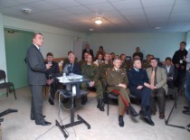 Prof. A. Fedaravičius Gynybos technologijų instituto sukurtą įrangą pristato Lietuvos kariuomenės ir Lietuvos karo akademijos atstovams, 2009 m. (J. Klėmano nuotr., KTU fotoarchyvas)