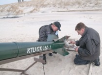 Prof. A. Fedaravičius ir KTU Gynybos technologijų instituto darbuotojas A. Survila tikrina eksperimentinę raketą prie&scaron; paleidimą. Juodkrantė, 2011 m. (J. Klėmano nuotr., KTU fotoarchyvas)