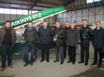 KTU Gynybos technologijų instituto darbuotojai ir Lietuvos kariuomenės Karinių oro pajėgų atstovai prie mokomojo raketinio taikinio, 2013 m. I&scaron; kairės KTU Gynybos technologijų instituto darbuotojai A. Survila, S. Račkauskas, Karinių oro pajėgų vadas brigados generolas E. Mažeikis, prof. A. Fedaravičius, S. Dariaus ir S. Girėno aerodromo atstovas E. Raubickas, KTU Gynybos technologijų instituto darbuotojas N. Tarutis, Karinių oro pajėgų atstovai. (KTU muziejus)