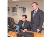 KTU Gynybos technologijų instituto direktorius prof. A. Fedaravičius su darbuotoju A. Survila, 2013 m. (KTU muziejus)