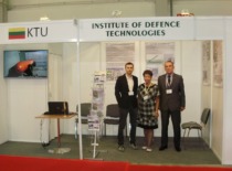 KTU Gynybos technologijų instituto darbuotojai S. Račkauskas, L. Pata&scaron;ienė, A. Fedaravičius prie instituto stendo karinėje parodoje &bdquo;MSPO-2014&ldquo; Kelcuose (Lenkija), 2014 m. (KTU muziejus)