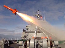 KTU Gynybos technologijų instituto sukurtos mokomosios raketos RT-400 paleidimas i&scaron; laivo, 2014 m. (KTU muziejus)