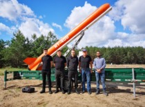 Prof. A. Fedaravičius su komanda prie&scaron; raketinio komplekso RT-400 bandymus Pabradės centriniame generolo Silvestro Žukausko poligone, 2018 m. I&scaron; kairės: studentas Tomas Survila, A. Survila, doktorantas Saulius Račkauskas, prof. A. Fedaravičius, studentas Hari Prasanna Manimaran. (KTU muziejus)