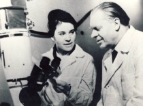 Prof. J. Kupčinskas konsultuoja vyr. mokslinę bendradarbę N. Marčiukaitienę, 1970 m. (Prof. J. Kupčinsko &scaron;eimos archyvas)