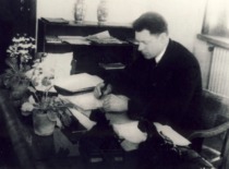 Kauno valstybinio Vytauto Didžiojo universiteto rektorius prof. J. Kupčinskas darbo kabinete, 1948 m. (Prof. J. Kupčinsko &scaron;eimos archyvas)