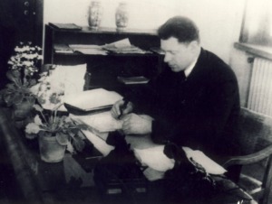 Kauno valstybinio Vytauto Didžiojo universiteto rektorius prof. J. Kupčinskas darbo kabinete, 1948 m. (Prof. J. Kupčinsko šeimos archyvas)