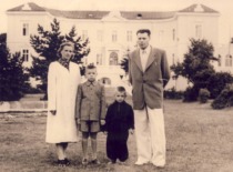 Prof. J. Kupčinskas Palangoje su &scaron;eima, 1956 m.(Prof. J. Kupčinsko &scaron;eimos archyvas)