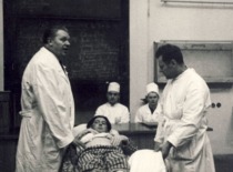 Prof. J. Kupčinsko paskaita Kauno medicinos institute su ligonių demonstravimu, 1956 m. .(Prof. J. Kupčinsko &scaron;eimos archyvas)