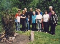 Prof. V. Zelionkaitė su giminėmis sode per Jonines, 2006 m. (Prof. V. Zelionkaitės &scaron;eimos archyvas)