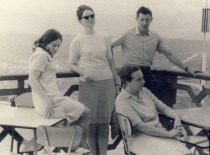 J. Zaleskytė, S. Vairaitė, V. Janickis ir V. Zelionkaitė Tbilisyje, atvykę dalyvauti VI SSRS neorganinių medžiagų ir cheminių trą&scaron;ų konferencijoje, 1968 m. (KTU muziejus)