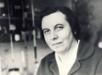 Prof. V. Zelionkaitė Neorganines chemijos laboratorijoje, 1976 m. (KTU muziejus)