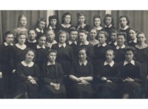 Kauno 5-osios valstybinės gimnazijos 4 klasės mokinės, 1942 m. 2-oje eilėje 1-oje i&scaron; de&scaron;inės &ndash; V. Zelionkaitė. (Prof. V. Zelionkaitės &scaron;eimos archyvas)