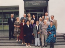 1950-ųjų laidos Cheminės technologijos fakulteto absolventų susitikimas 50 metų po studijų baigimo, 2001 m. (Prof. V. Zelionkaitės &scaron;eimos archyvas)