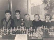 A. Fedaravičius mokyklos &scaron;achmatų būrelyje, 1962 m. (Prof. A. Fedaravičiaus &scaron;eimos archyvas)