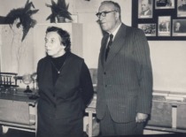 Prof. V. Zelionkaitė ir prof. J. Venckevičius prie prof. A. Purėno veiklai skirto stendo, 1973 m. (KTU muziejus)