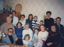 Prof. V. Zelionkaitė &scaron;venčia Kalėdas su artimaisiais, 1993 m. (Prof. V. Zelionkaitės &scaron;eimos archyvas)