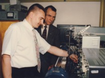 Doktorantas Kęstutis Tarasevičius ir prof. A. Federavičius, 1995 m. (KTU muziejus)