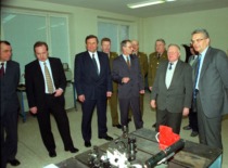 KTU ir Lietuvos karo akademijos atstovai sutarties pasira&scaron;ymo metu, 2001 m. (J. Klėmano nuotr., KTU fotoarchyvas)