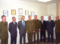 KTU ir Lietuvos karo akademijos atstovai sutarties pasira&scaron;ymo metu, 2001 m. (J. Klėmano nuotr., KTU fotoarchyvas)