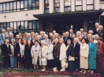 Prof. E. Grinienė ir prof. V. Zelionkaitė IV Cheminės technologijos absolventų laidos susitikime 50 metų po studijų baigimo, 2004 m. (Prof. V. Zelionkaitės &scaron;eimos archyvas)