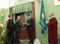 Prof. A. Fedaravičius diplomų geriausiems KTU diplomantams įteikimo &scaron;ventėje, 2004 m. (J. Klėmano nuotr., KTU fotoarchyvas)