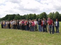 KTU Mechanikos ir mechatronikos fakulteto kolektyvas su dekanu prof. A. Fedaravičiumi mokslo metų užbaigimo &scaron;ventėje, 2005 m. (J. Klėmano nuotr., KTU fotoarchyvas)